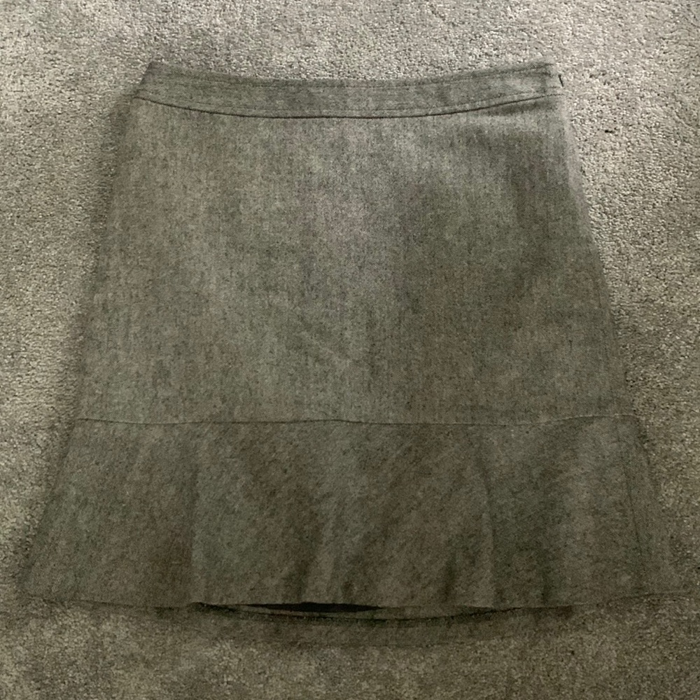 Size 6 Ann Taylor Loft grey wool skirt (with lining). the end flares out